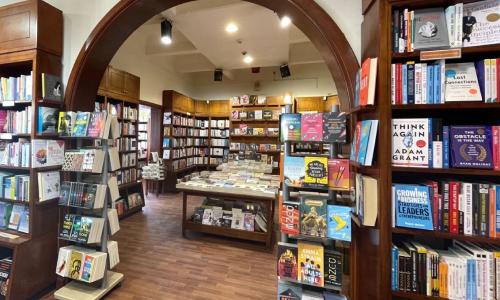 فروشگاه کتاب آذر باد چه ویژگی‌هایی دارد؟